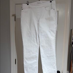 NWOT Size 14P Westbound Pull on White Jeans